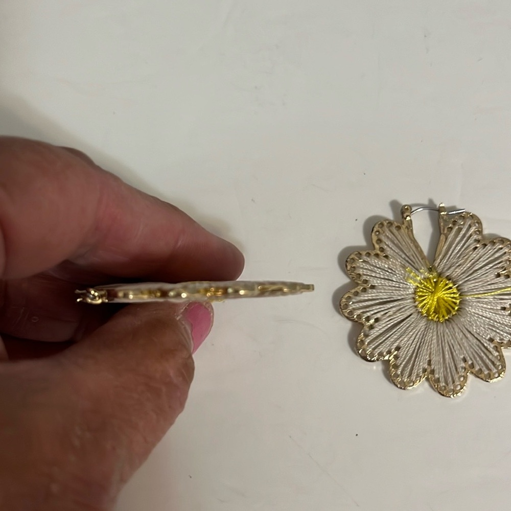 Dangling earrings floral daisy shape white yellow retro boho hippo 70’s 80’s Y2K - Picture 6 of 11